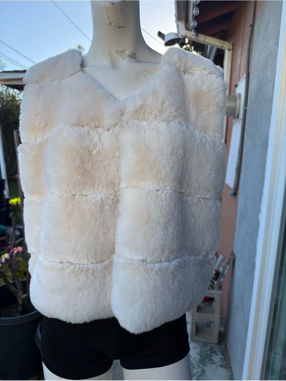 french kyss Cream Faux Fur Sleeveless Vest